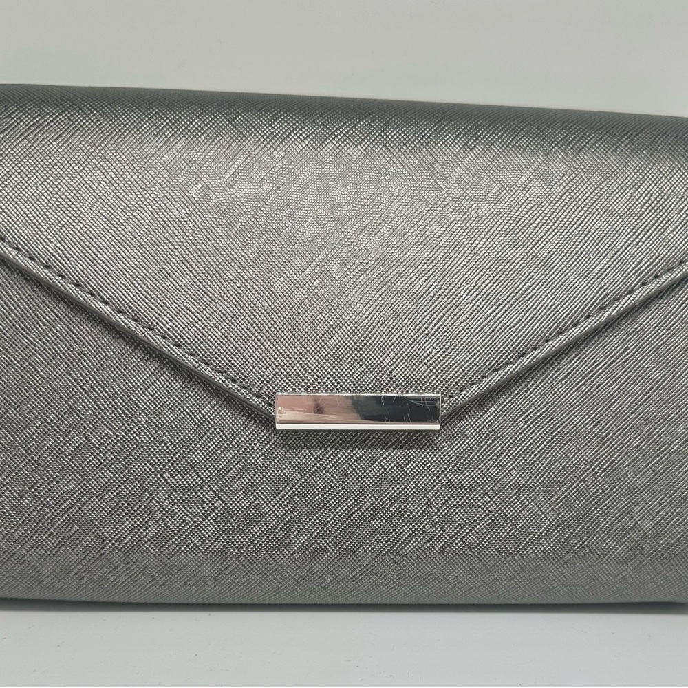 Sleek Silver Crossbody Bag with Textured Finish